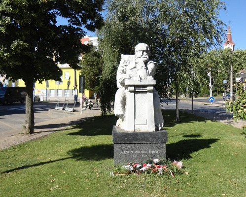 Szenczi Molnár Albert szobra a városi parkban.jpg